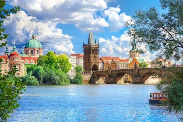 Excursão autoguiada à Ponte Carlos de Praga com entrada na torre + experiência VR opcional
